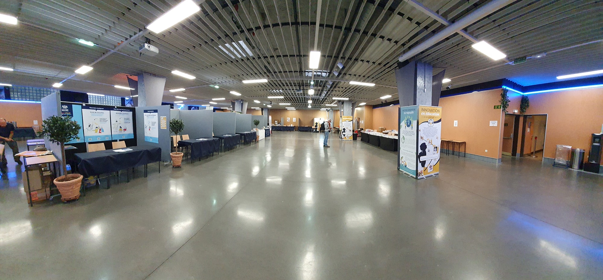 ARIANE-STAND-AVEC-NOS-TABLES-3